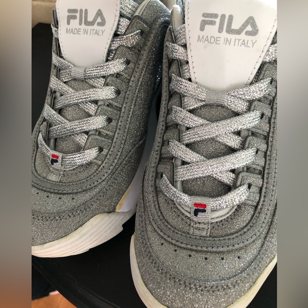 🇮🇹 FILA leather Sneakers. Metallic Silver. Size 7. Worn a few times.👟 - Picture 4 of 6